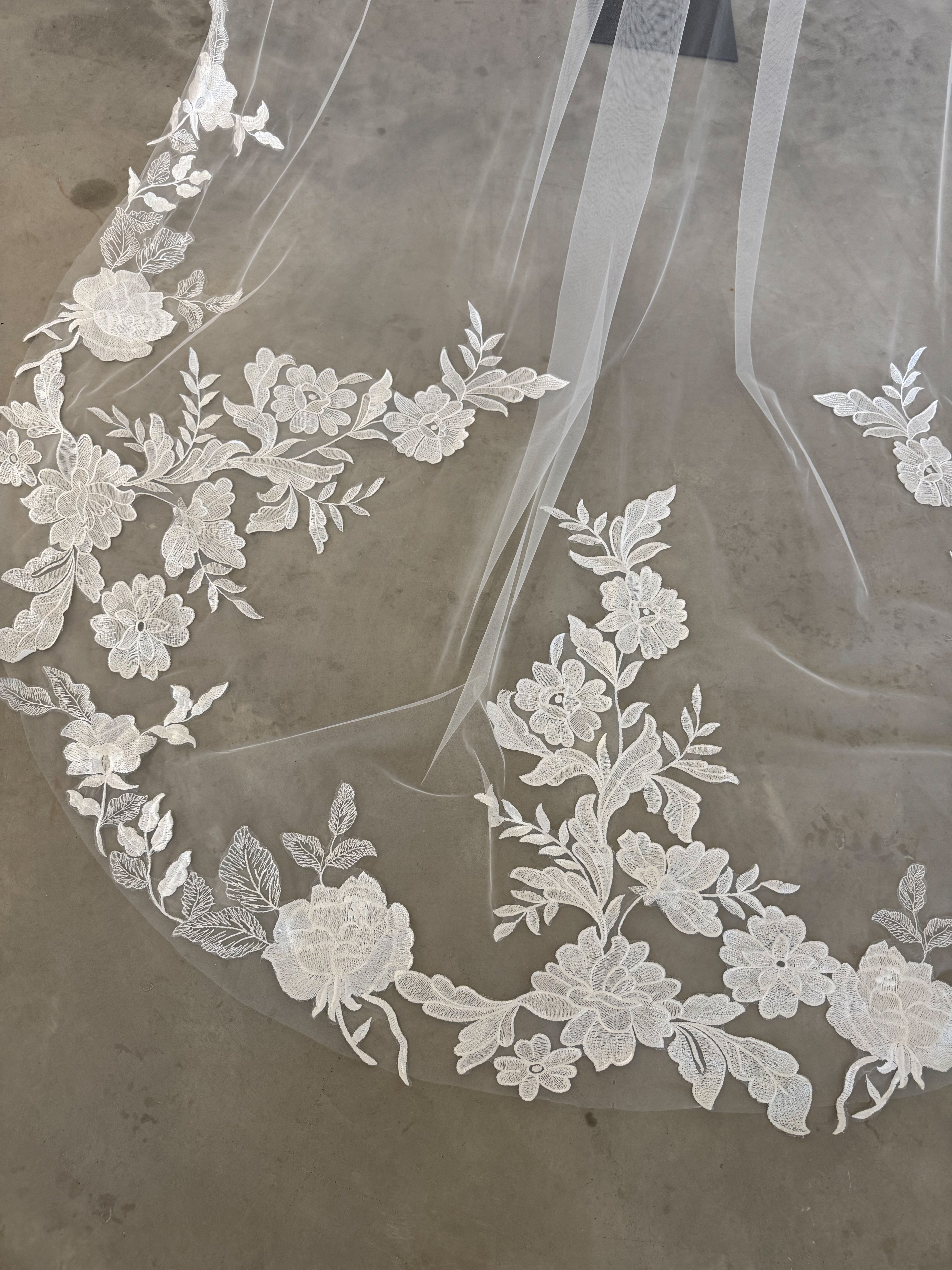 FLEUR- Floral Lace Veil