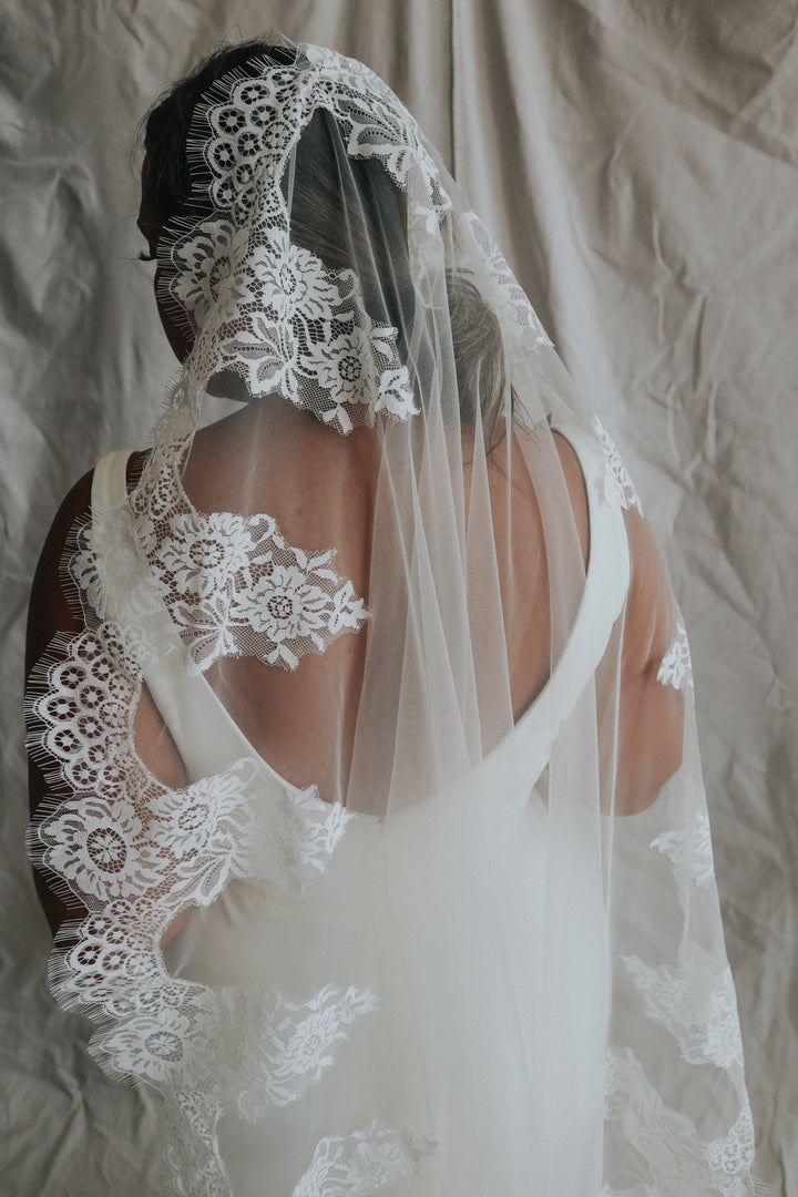 DELICATE- Chantilly Lace Veil