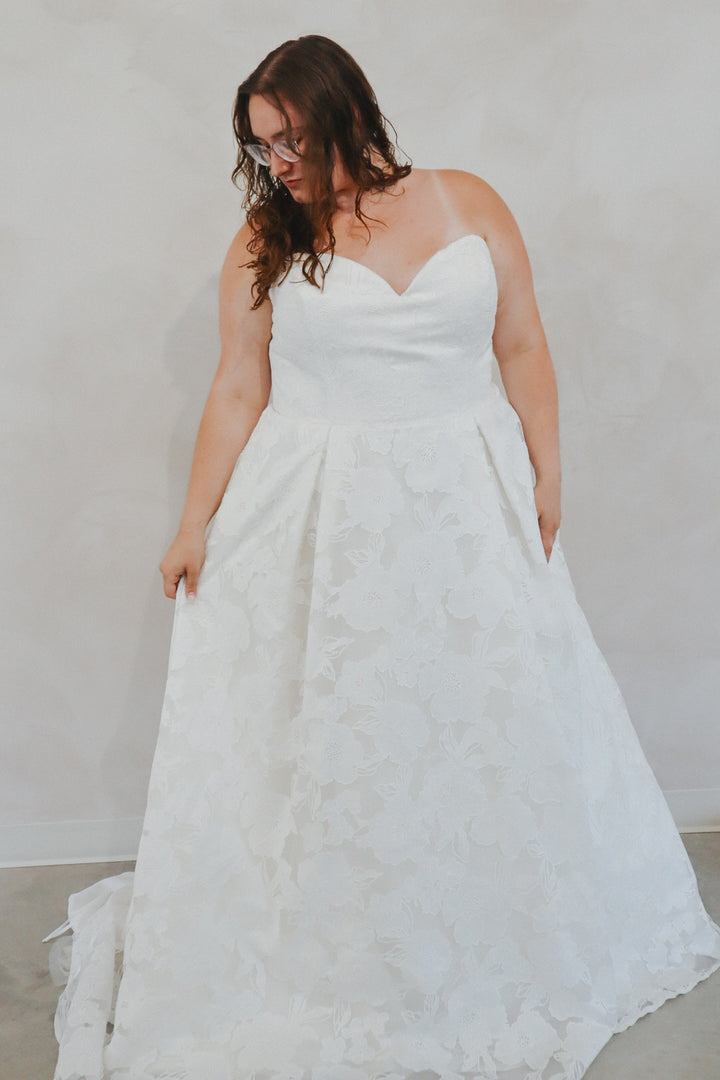 Size 26 | Hannah by Justin Alexander