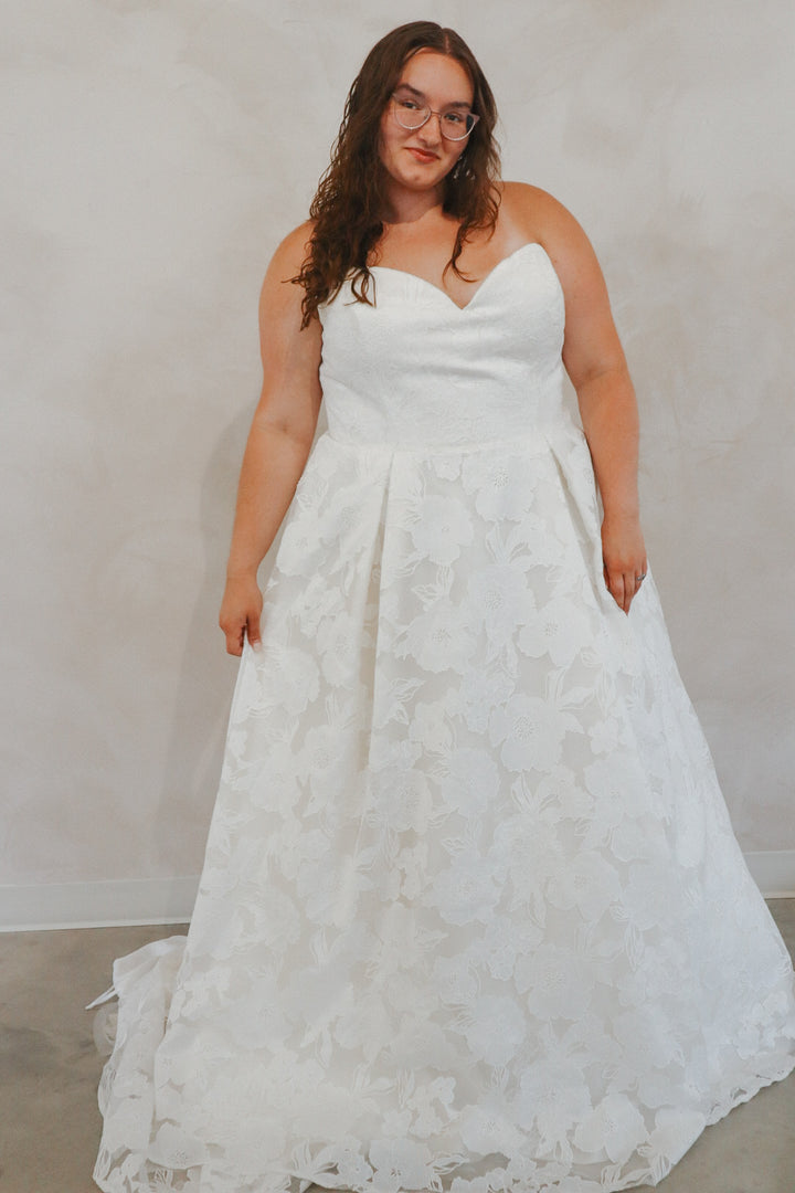 Size 26 | Hannah by Justin Alexander